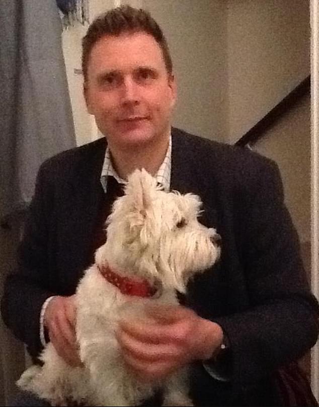 Professor de física do Marlborough College se enforca na casa John Wright foi professor de física no Malborough College por dez anos. Ele suicidou-se em 3 de novembro, depois de ser demitido da faculdade após uma investigação sobre sua conduta.