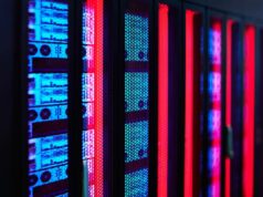 Provedor de data center de IA Lambda levanta colossais US$ 1,5 bilhão após acordo multibilionário com a Microsoft Servers glow in a data center rack.