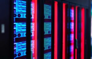 Provedor de data center de IA Lambda levanta colossais US$ 1,5 bilhão após acordo multibilionário com a Microsoft Servers glow in a data center rack.