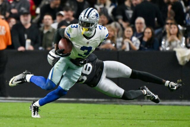 Qual a posição dos Cowboys no contrato de George Pickens O wide receiver dos Cowboys, George Pickens, tenta ultrapassar o cornerback dos Raiders, Kyu Blu Kelly, durante o segundo tempo em 17 de novembro de 2025.