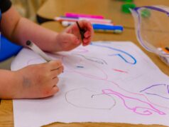 Quão comum é o comportamento sexualmente abusivo entre crianças? Como as creches devem responder? creche