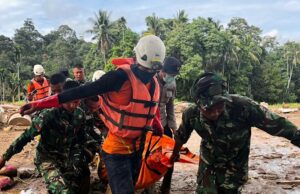 Número de mortos ultrapassa 1.100 após tempestades simultâneas devastarem a Ásia Quase 1.000 mortos após duas tempestades em uma semana devastarem a Ásia