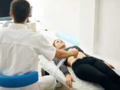 Quatro mitos sobre exames de gravidez – e as cirurgias ‘fetoscópicas’ que podem ser feitas antes mesmo de seu bebê nascer Um profissional médico realizando um ultrassom no abdômen de uma mulher.