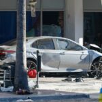 Um carro que bateu em uma empresa local é mostrado no sábado, 8 de novembro de 2025, em Tampa, Flórida (Jefferee Woo/Tampa Bay Times via AP)