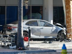 Quatro mortos e vários feridos após carro bater em bar lotado na Flórida Um carro que bateu em uma empresa local é mostrado no sábado, 8 de novembro de 2025, em Tampa, Flórida (Jefferee Woo/Tampa Bay Times via AP)