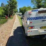 Policiais que investigam o esfaqueamento fatal de um homem em um parque de Bega, na costa sul de NSW, realizaram uma busca em áreas úmidas próximas.