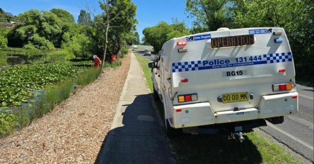 Policiais que investigam o esfaqueamento fatal de um homem em um parque de Bega, na costa sul de NSW, realizaram uma busca em áreas úmidas próximas.