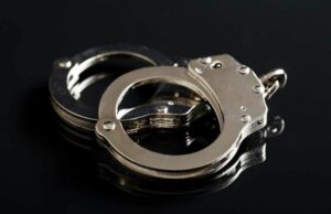 Mulher de Oakland é presa por supostamente chicotear criança com extensão Quatro suspeitos presos, quinto procurado em tiroteio em San Jose