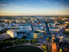 Quebrando o boom no ecossistema de startups nórdico Aerial view to Hakaniemi district in downtown Helsinki by sunset in summer