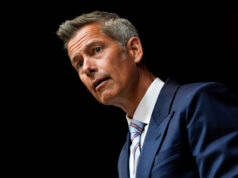 Quem fez de Sean Duffy a polícia da moda? Os viajantes esperam em longas filas de segurança no Aeroporto Intercontinental George Bush, segunda-feira, 3 de novembro de 2025, em Houston. (Foto AP Lekan Oyekanmi)