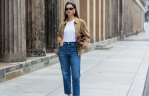 Quer um estilo impecável em 2025 (e além)? Use jeans assim Suéter Marrom, Creme e Azul Marinho