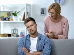 Querida Abby: Como dizemos ao nosso filho de 20 anos para se mudar? Bebê bebendo de uma mamadeira segurada por uma mulher.