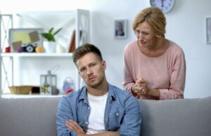 Querida Abby: Como dizemos ao nosso filho de 20 anos para se mudar? Bebê bebendo de uma mamadeira segurada por uma mulher.