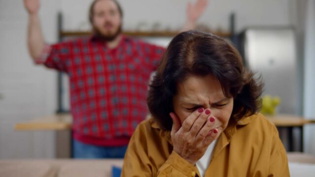 Querida Abby: Meu filho convidou meu agressor sexual para seu casamento
