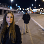 Querida Abby: Meus amigos querem que eu saia com o homem que invadiu minha casa