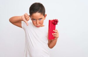 Querida Abby: Minha irmã é mesquinha e continua comprando presentes horríveis para meus filhos Querida Abby: Minha irmã é mesquinha e continua comprando presentes horríveis para meus filhos