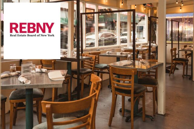 Questões de restaurantes em pauta na confabulação REBNY: 'Hospitality Meets Área de jantar externa de um restaurante de Nova York instalada em uma calçada com mesas vazias e divisórias transparentes.