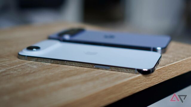 Um grande ícone do Quick Share centralizado em um fundo verde claro, com caminhos curvos pontilhados conectando mascotes do Android, pastas de documentos e ícones de dispositivos como telefone, tablet e laptop.