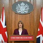 Rachel Reeves, fotografada na semana passada, abandonou seu plano de aumentar o imposto de renda no orçamento, foi relatado ontem à noite