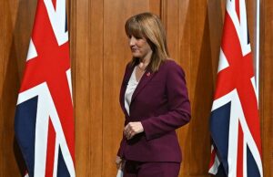 Rachel Reeves era uma profetisa pálida da perdição, buzinando como um ciborgue defeituoso: QUENTIN LETTS Ela exalava ruína. O otimismo estava quase totalmente ausente. Aqui estava a Senhora Tribulação, que veio agitar o caldeirão da calamidade, mas ao mesmo tempo aterrorizada, escreve Quentin Letts