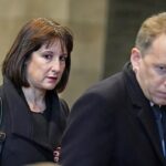 Rachel Reeves foi avisada por uma segunda empresa de agentes imobiliários de que precisava de uma licença para alugar a casa de sua família, foi informado ao The Mail on Sunday. Na foto: A Chanceler com seu marido, Nicholas Jocey