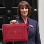 A chanceler Rachel Reeves (foto do lado de fora do número 11 de Downing Street antes do orçamento do ano passado) está planejando um novo ataque às pensões da classe média esta semana, enquanto ela luta para pagar por outra doação de assistência social