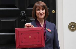 Rachel Reeves planeja invasão às pensões da classe média para pagar outra doação de bem-estar no orçamento desta semana A chanceler Rachel Reeves (foto do lado de fora do número 11 de Downing Street antes do orçamento do ano passado) está planejando um novo ataque às pensões da classe média esta semana, enquanto ela luta para pagar por outra doação de assistência social