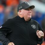 O coordenador ofensivo do Las Vegas Raiders, Chip Kelly, antes de um jogo de futebol americano da NFL.