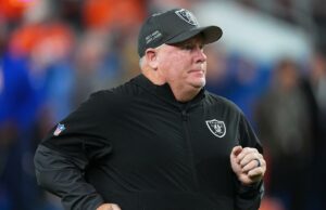 Raiders demitiram Chip Kelly apenas 11 jogos depois de torná-lo o OC mais bem pago da NFL O coordenador ofensivo do Las Vegas Raiders, Chip Kelly, antes de um jogo de futebol americano da NFL.