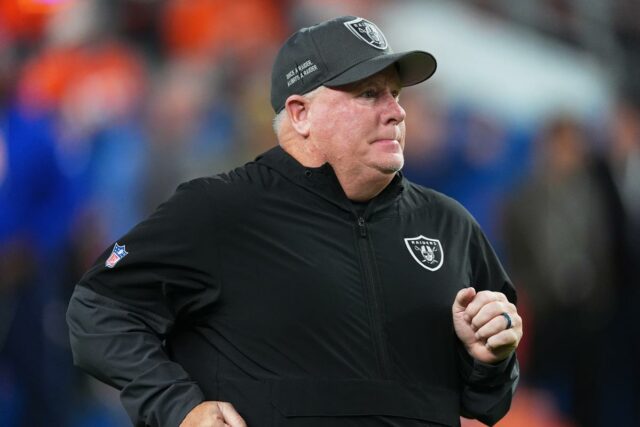O coordenador ofensivo do Las Vegas Raiders, Chip Kelly, antes de um jogo de futebol americano da NFL.