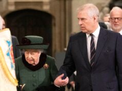 Rainha sabia que Andrew trazia prostitutas para o Palácio de Buckingham, diz autor Bangkok, TAILÂNDIA: O príncipe Andrew (C) do Reino Unido, duque de York, posa com policiais tailandeses em seu caminho de volta ao Reino Unido no Aeroporto Internacional de Bangkok, 13 de junho de 2006. Andrew estava aqui para participar das celebrações do 60º aniversário do rei tailandês Bumibhol Adulyadej no trono. AFP PHOTO/ TANG CHHIN SOTHY (o crédito da foto deve ser TANG CHHIN SOTHY/AFP via Getty Images)