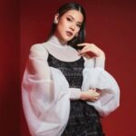 Raisa descreve sua figura substituta: cabelo, olhos, sorriso, semelhante a mim