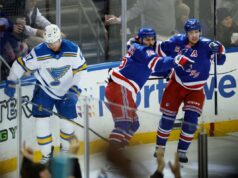 Rangers derrapa em quatro jogos com vitória sobre Blues, apenas a segunda vitória em casa na temporada O Rangers comemora um gol na vitória em 24 de novembro contra o Blues.