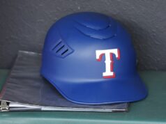 Rangers perde ex-Yankees e Blue Jays Outfielder para agência gratuita Capacete Texas Rangers