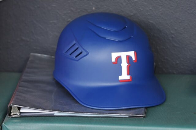 Rangers perde ex-Yankees e Blue Jays Outfielder para agência gratuita Capacete Texas Rangers