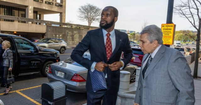 Rapper fugitivo condenado a 14 anos de prisão por doações ilegais a Obama
