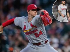 Red Sox contrata Sonny Gray dos Cardinals em notável negociação no início da offseason da MLB Um jogador de beisebol do Cardinals com uniforme cinza e boné vermelho.