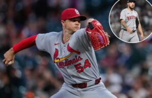 Red Sox contrata Sonny Gray dos Cardinals em notável negociação no início da offseason da MLB Um jogador de beisebol do Cardinals com uniforme cinza e boné vermelho.