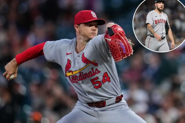 Red Sox contrata Sonny Gray dos Cardinals em notável negociação Um jogador de beisebol do Cardinals com uniforme cinza e boné vermelho.