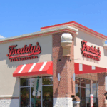 As lojas Freddy's Frozen Custard & Steakburgers em seis estados podem fechar depois que uma operadora de franquia entrou com pedido de falência (Google Streetview)