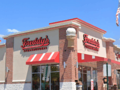 Rede de restaurantes pede falência e culpa o aumento do custo dos alimentos e dos trabalhadores por seus problemas financeiros As lojas Freddy's Frozen Custard & Steakburgers em seis estados podem fechar depois que uma operadora de franquia entrou com pedido de falência (Google Streetview)