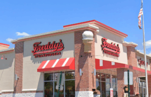Rede de restaurantes pede falência e culpa o aumento do custo dos alimentos e dos trabalhadores por seus problemas financeiros As lojas Freddy's Frozen Custard & Steakburgers em seis estados podem fechar depois que uma operadora de franquia entrou com pedido de falência (Google Streetview)