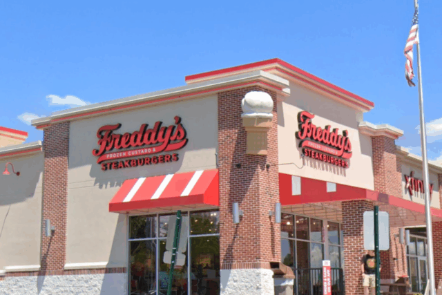 Rede de restaurantes pede falência e culpa o aumento do As lojas Freddy's Frozen Custard & Steakburgers em seis estados podem fechar depois que uma operadora de franquia entrou com pedido de falência (Google Streetview)