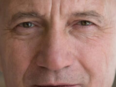 Redefinindo a conversa em torno da saúde mental dos homens Um infográfico listando sete exemplos da realidade da saúde dos homens, ilustrados com um jovem negro em estado de angústia. -Rula