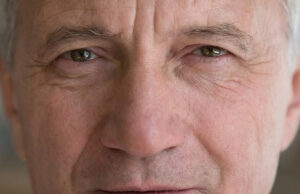 Redefinindo a conversa em torno da saúde mental dos homens Um infográfico listando sete exemplos da realidade da saúde dos homens, ilustrados com um jovem negro em estado de angústia. -Rula