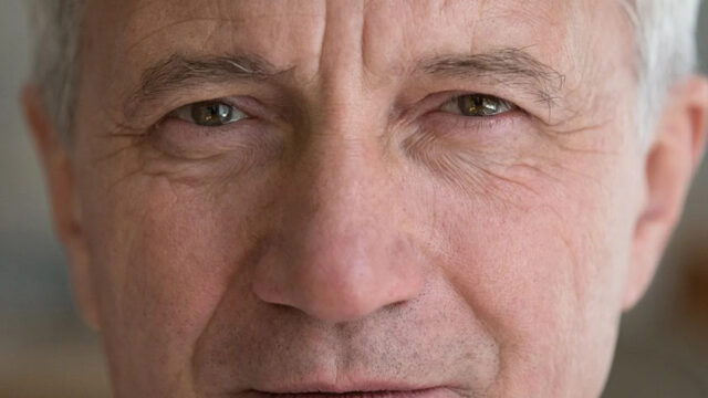 Um infográfico listando sete exemplos da realidade da saúde dos homens, ilustrados com um jovem negro em estado de angústia. -Rula