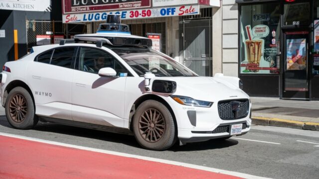 Redes sociais lamentam querido gato atropelado por carro Waymo
