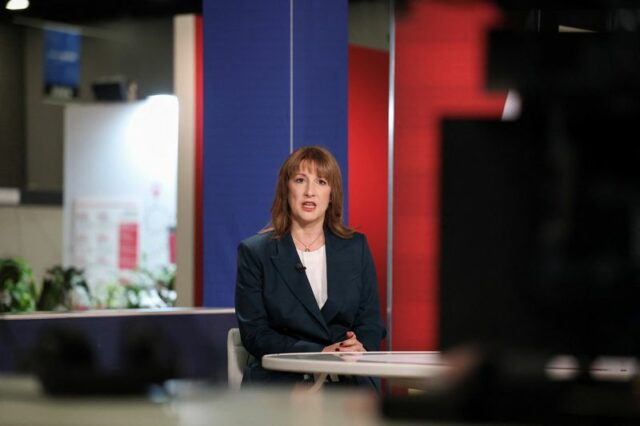 Reeves do Reino Unido congelará tarifas ferroviárias no orçamento
