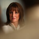 Rachel Reeves fala com enfermeiras e membros da mídia durante uma visita ao University College London Hospital