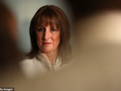 Reeves terá sorte se a única punição por esse engano vergonhoso for a perda do emprego: DAN HODGES Rachel Reeves fala com enfermeiras e membros da mídia durante uma visita ao University College London Hospital